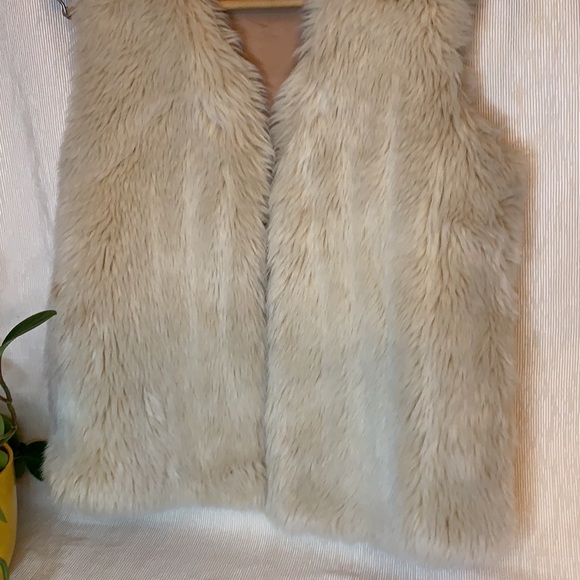 Beautiful SANDRO cream colored faux fur vest - Picture 10 of 16